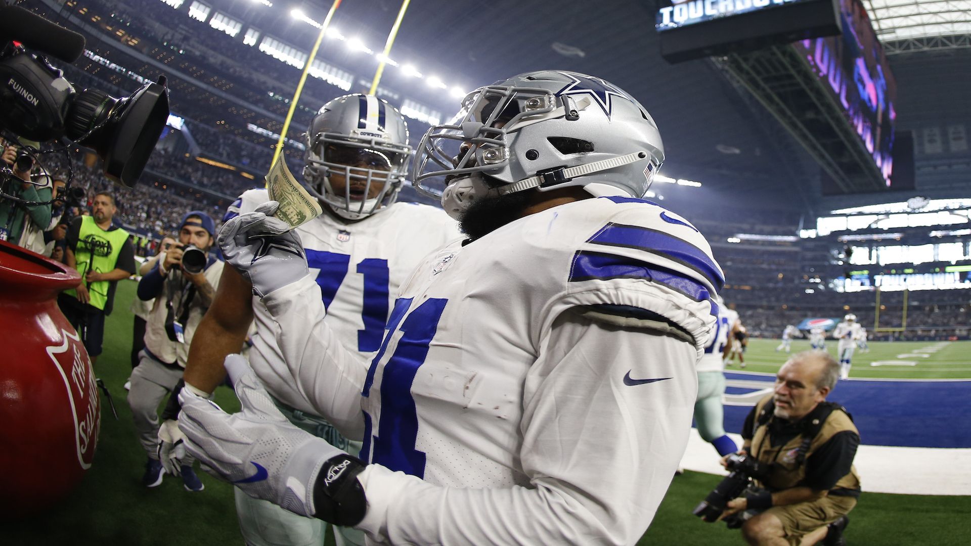 Ezekiel Elliott Celebrated A Touchdown By Donating $21 To The Salvation Army Kettle