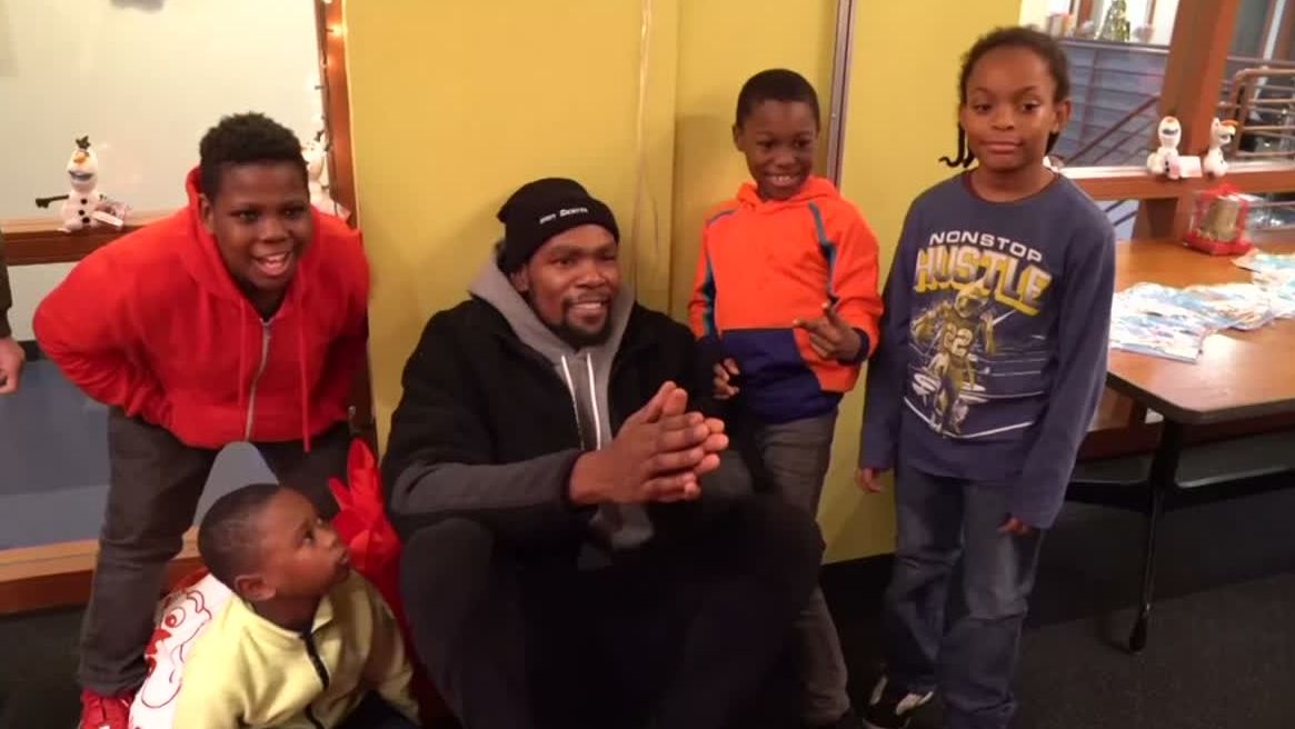 Kevin Durant Brings 40 NYC Homeless Children Christmas Gifts